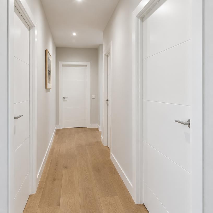 Puertas de vivienda lacadas en blanco mate